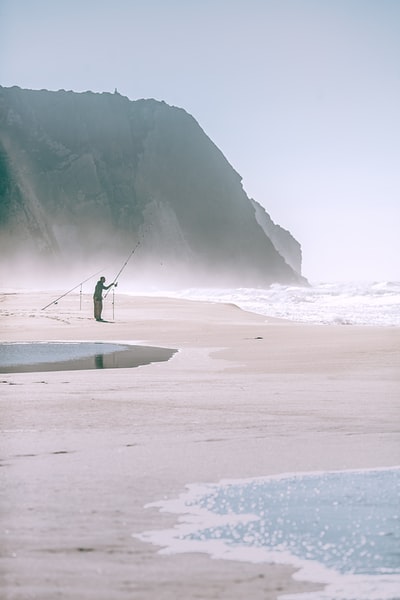 人站在海洋白天
